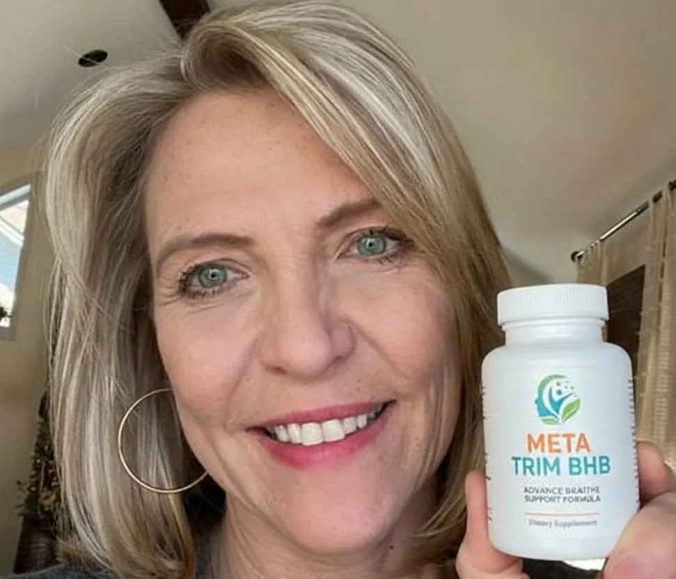 Meta Trim BHB customer testimonial, satisfied female customer holding bottle